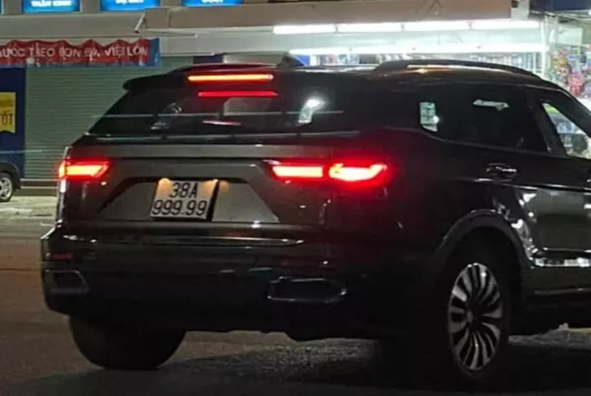 Chiếc xe sử dụng biển giả đi trên đường thành phố Hà Tĩnh.