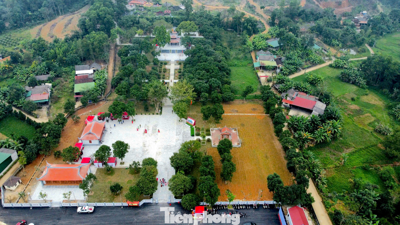 Ông Trần Bình Thân - Chủ tịch UBND huyện Hương Sơn - cho biết trong những ngày qua, tại di tích Quốc gia đặc biệt mộ và khu lưu niệm Hải Thượng Lãn Ông đón khoảng 15.000 người đến thắp hương tri ân. Trong dịp này, UBND huyện Hương Sơn cũng phối hợp với Bảo tàng tỉnh Hà Tĩnh tổ chức trưng bày chuyên đề Đại danh y Hải Thượng Lãn Ông - cuộc đời và sự nghiệp.
