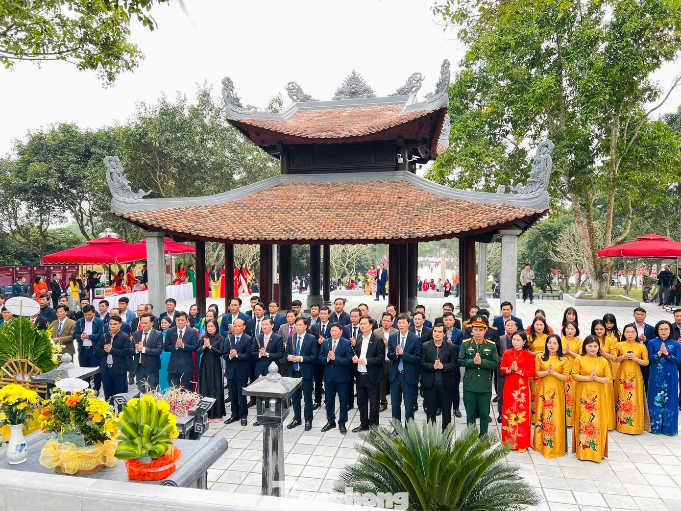 Các đoàn đến dâng hương, hoa tri ân Đại danh y Hải Thượng Lãn Ông Lê Hữu Trác.