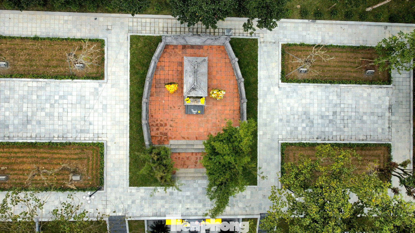 Phần khu mộ Hải Thượng Lãn Ông Lê Hữu Trác.