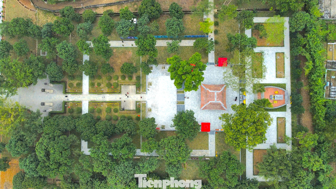 Di tích quốc gia đặc biệt khu mộ và khu lưu niệm Danh nhân văn hóa Hải Thượng Lãn Ông Lê Hữu Trác đã được tu bổ, tôn tạo để phục vụ Lễ kỷ niệm 300 năm Ngày sinh đại danh y.