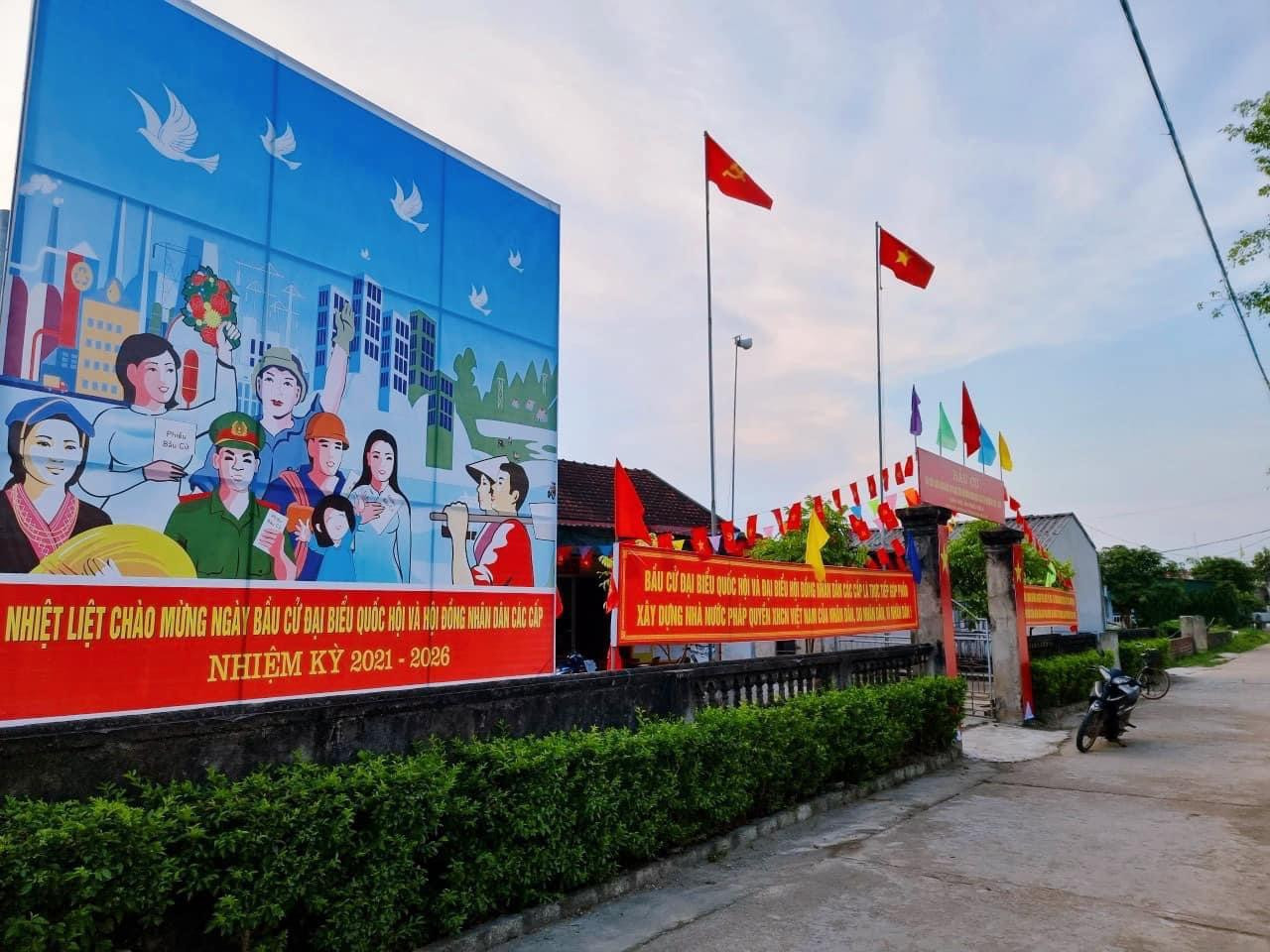 Một số điểm bỏ phiếu tràn ngập sắc đỏ, cờ hoa chờ đợi &quot;Ngày hội non sông&quot;.