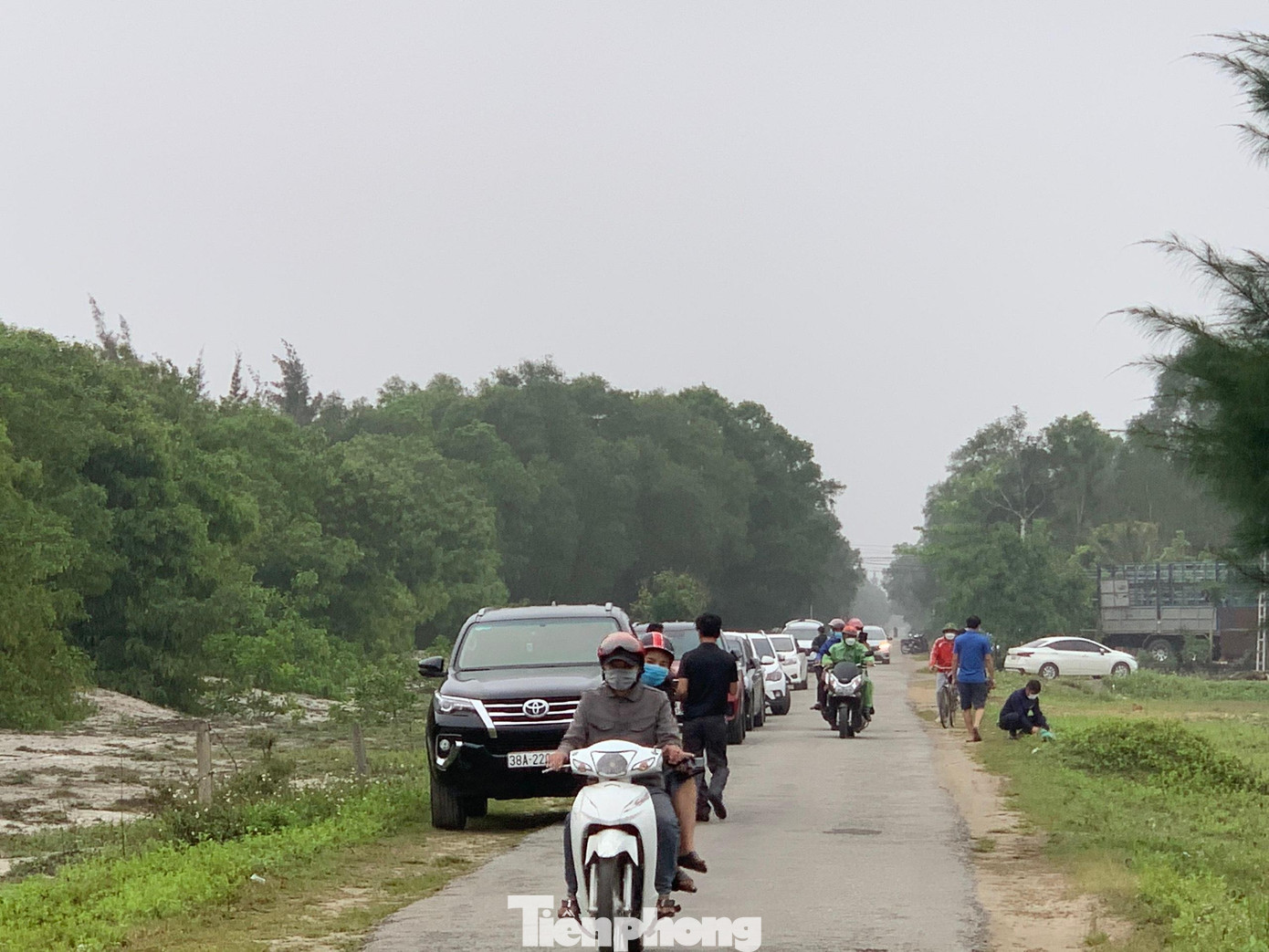 Sau khi quyết định này được phê duyệt, có hàng trăm môi giới bất động sản đổ về xã Thạch Văn để tạo sốt vùng quê. Dọc đường 19/5 đi qua thôn Đông Văn ra biển xe ô tô đậu kín đường, có những thời điểm tắc đường.