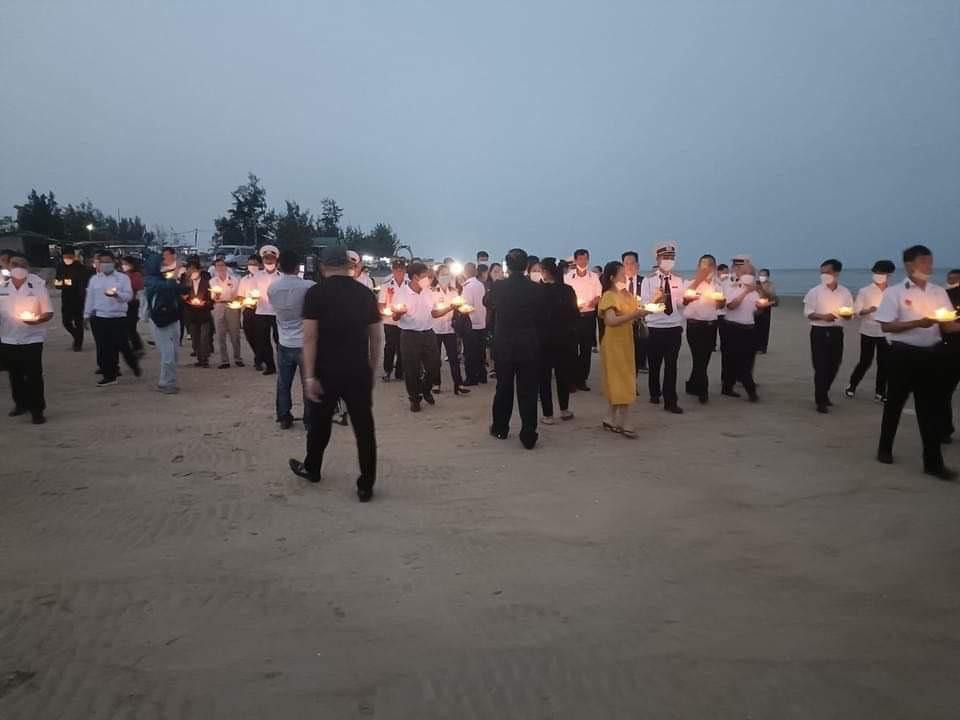 Hàng chục cựu binh cùng người thân có mặt tại bãi biển Thiên Cầm để tổ chức thả hoa đăng. Hàng chục cựu binh cùng người thân có mặt tại bãi biển Thiên Cầm để tổ chức thả hoa đăng.