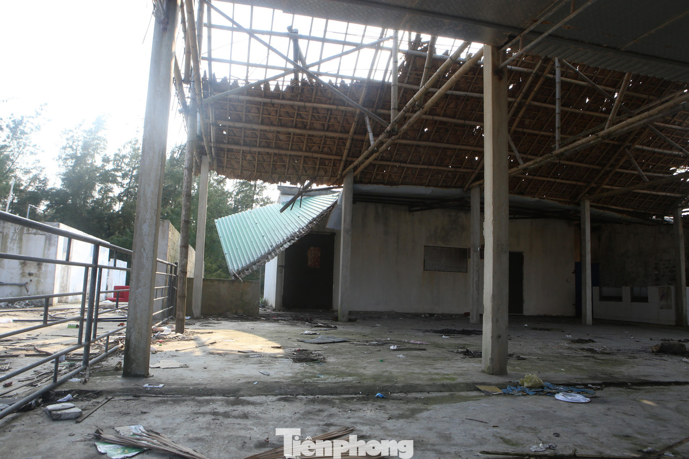 "Để nhà hàng hoạt động được trở lại cũng rất khó khăn. Giờ phải đầu tư tiền của sửa lại toàn bộ nhà hàng mới có thể đón khách trở lại được. Lâu nay bỏ không, bàn ghế cũng được đưa về nhà cất giữ hết. Mong rằng khi mở cửa trở lại, năm nay sẽ ổn hơn 2 năm trước", một chủ nhà hàng tại biển Xuân Hải chia sẻ.