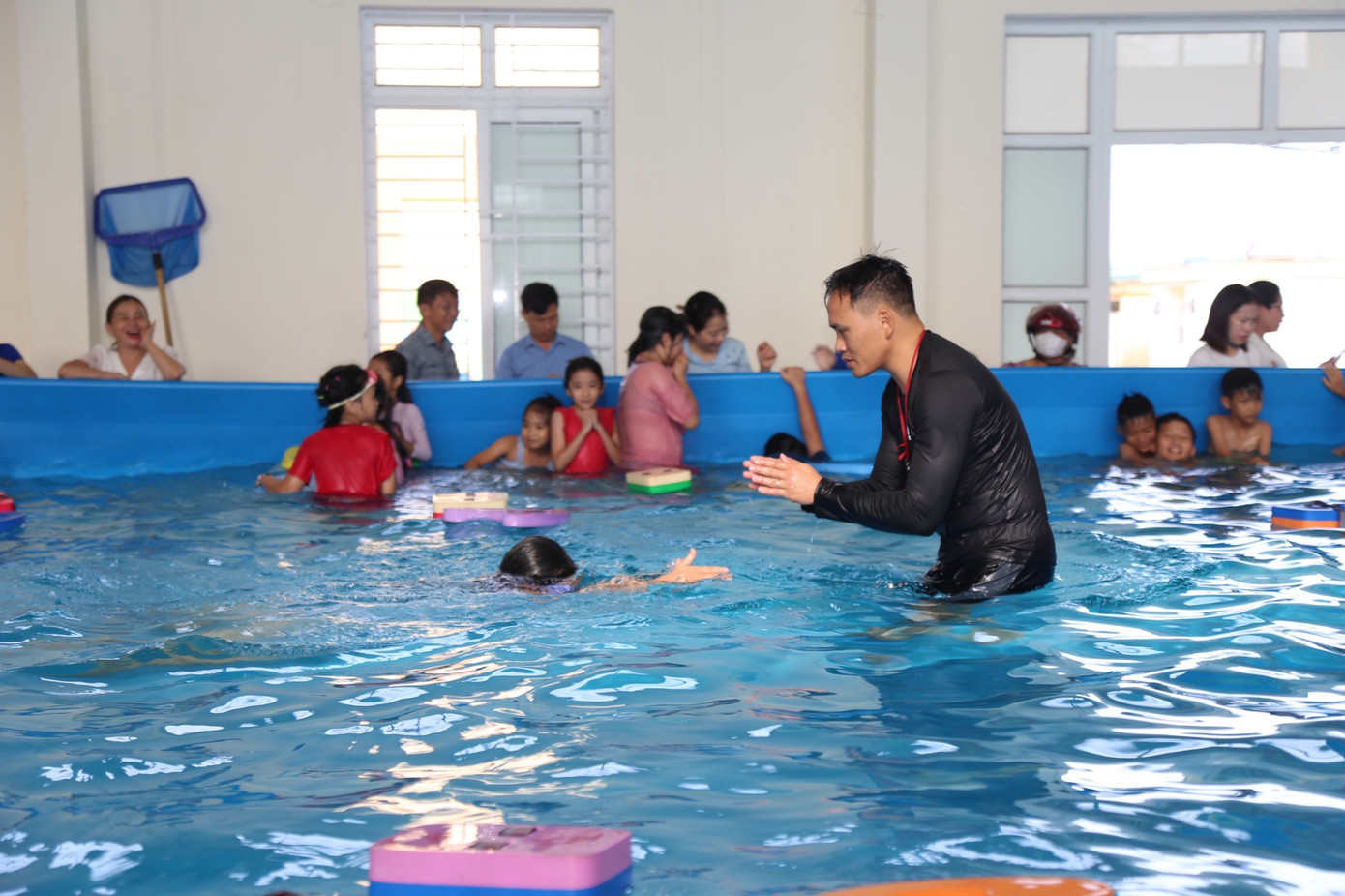 Tuổi trẻ huyện Thạch Hà phối hợp cùng Phòng GD&amp;ĐT huyện tổ chức khai giảng lớp học bơi và triển khai chương trình hè vui cùng những trang sách, các trò chơi dân gian...