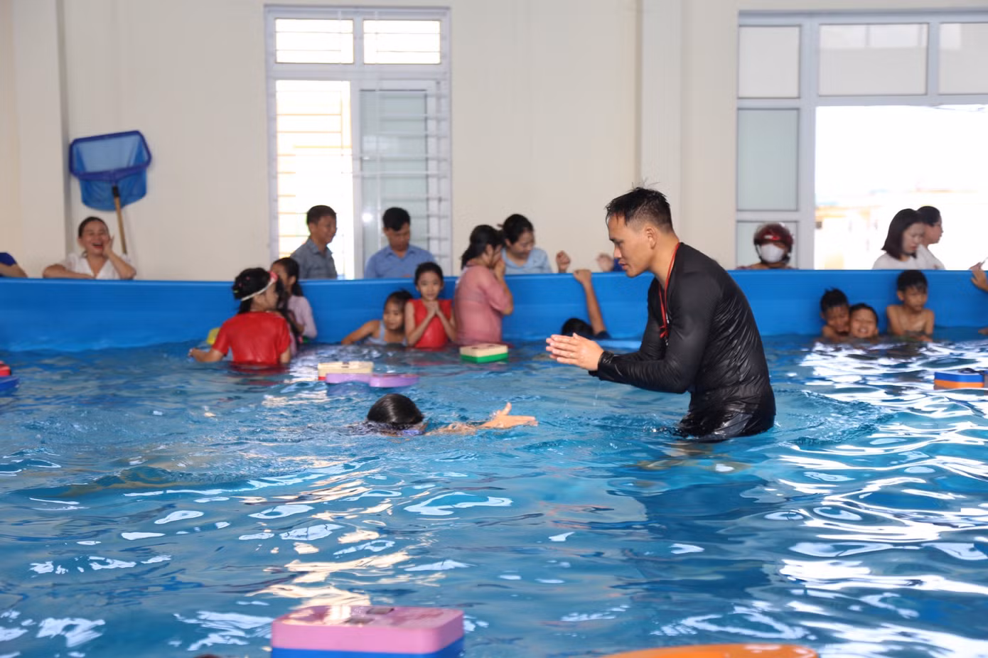 Tuổi trẻ huyện Thạch Hà phối hợp cùng Phòng GD&amp;ĐT huyện tổ chức khai giảng lớp học bơi và triển khai chương trình hè vui cùng những trang sách, các trò chơi dân gian...