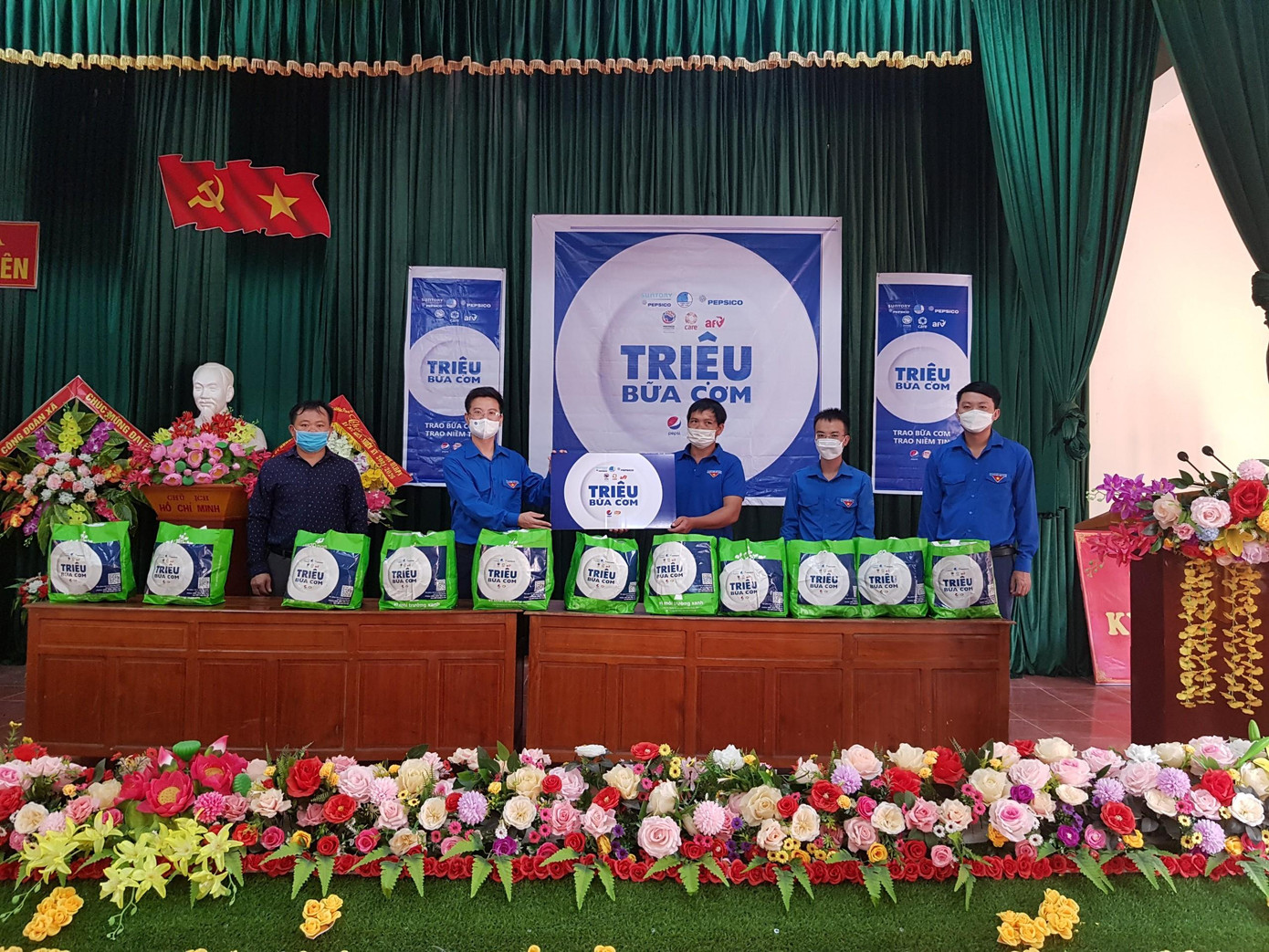 Mỗi người dân thụ hưởng chương trình sẽ được tặng 15 “bữa cơm” trong vòng 15 ngày (mỗi ngày hỗ trợ 1 “bữa cơm”), các “bữa cơm” được trao bằng hình thức gói thực phẩm.