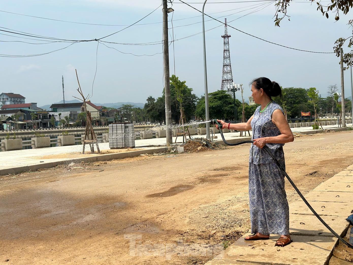 Tuyến đường trong dự án chưa hoàn thiện, người dân phải thường xuyên tưới nước để hạn chế bụi.