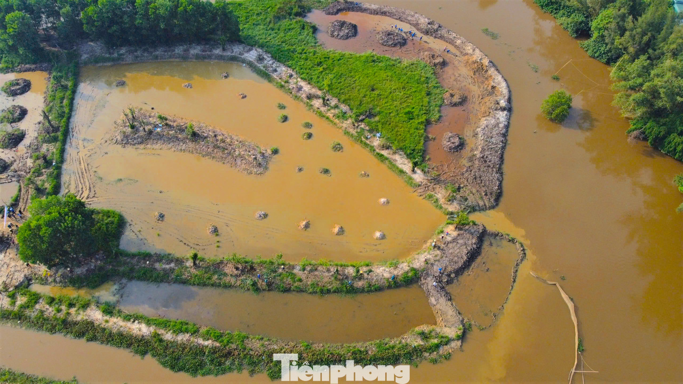 Khu vực sông Đông, nơi từng được biết đến là dòng nước bị ô nhiễm với vô vàn rác thải tập kết. Nhưng giờ đây đang dần được “hồi sinh” qua bàn tay của những người trẻ. Đặc biệt, ý thức về bảo vệ môi trường đang dần lan toả đến người dân địa phương.