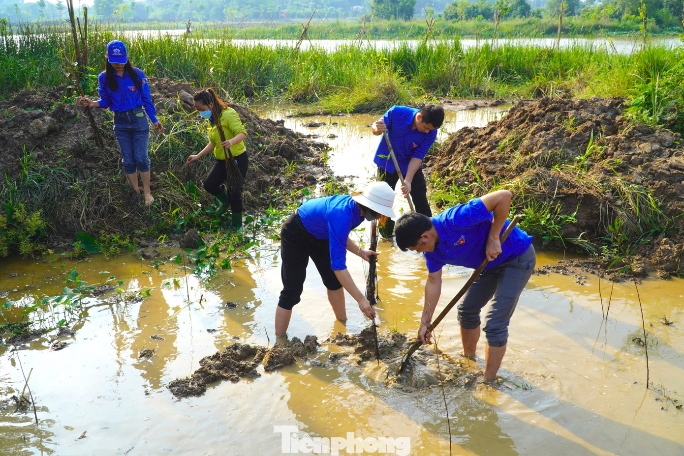 Khu vực sông Đông, nơi từng được biết đến là dòng nước bị ô nhiễm với vô vàn rác thải tập kết. Nhưng giờ đây đang dần được “hồi sinh” qua bàn tay của những người trẻ. Đặc biệt, ý thức về bảo vệ môi trường đang dần lan toả đến người dân địa phương.