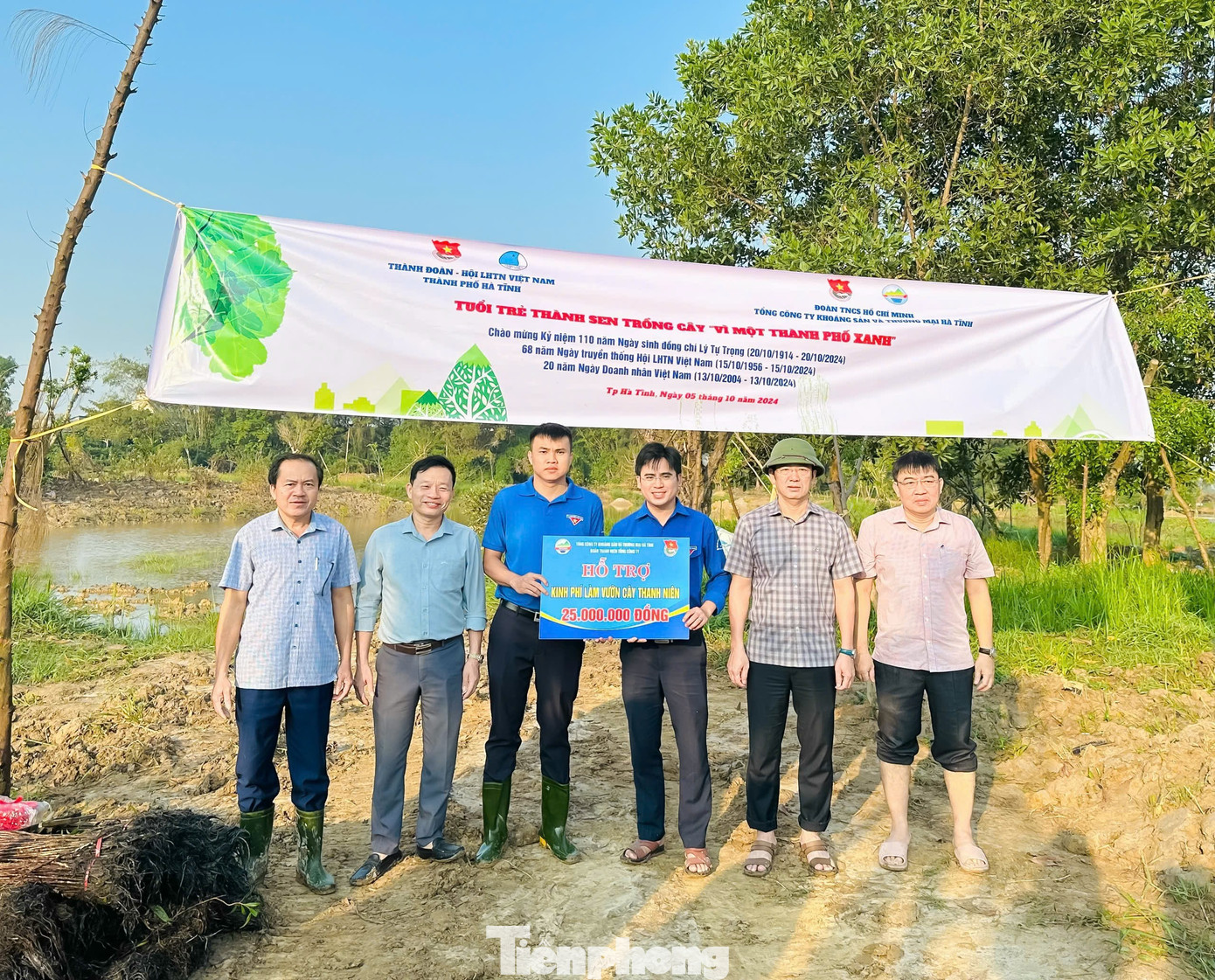 Sáng 5/10, hưởng ứng kỷ niệm 110 năm Ngày sinh Anh hùng Lý Tự Trọng, 68 năm Ngày truyền thống Hội LHTN VIệt Nam, Thành Đoàn Hà Tĩnh phối hợp cùng Đoàn thanh niên Tổng Công ty Khoáng sản và Thương mại Hà Tĩnh tổ chức hoạt động trồng cây "Vì một thành phố xanh" tại khu sinh thái phường Thạch Linh (thành phố Hà Tĩnh). Trong ảnh, đoàn thanh niên Tổng Công ty Khoáng sản và Thương mại Hà Tĩnh trao 25 triệu đồng cho Thành Đoàn Hà Tĩnh trong buổi lễ phát động chiến dịch trồng cây xanh.