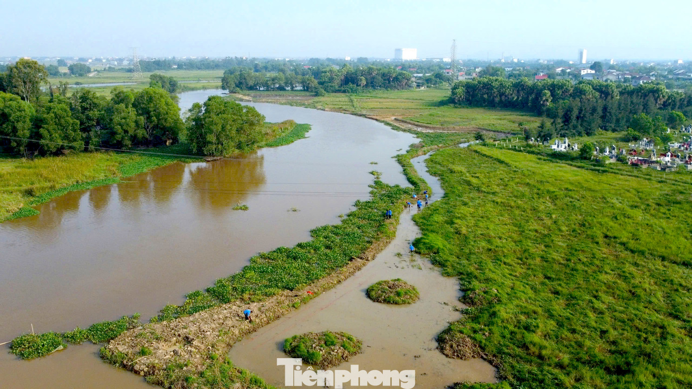 Hoạt động này hướng đến bảo vệ môi trường, phát triển hệ sinh thái và tạo cảnh quan, phủ xanh giữa lòng thành phố Hà Tĩnh. Nơi triển khai trồng cây thuộc khu vực sông Đông, phường Thạch Linh.