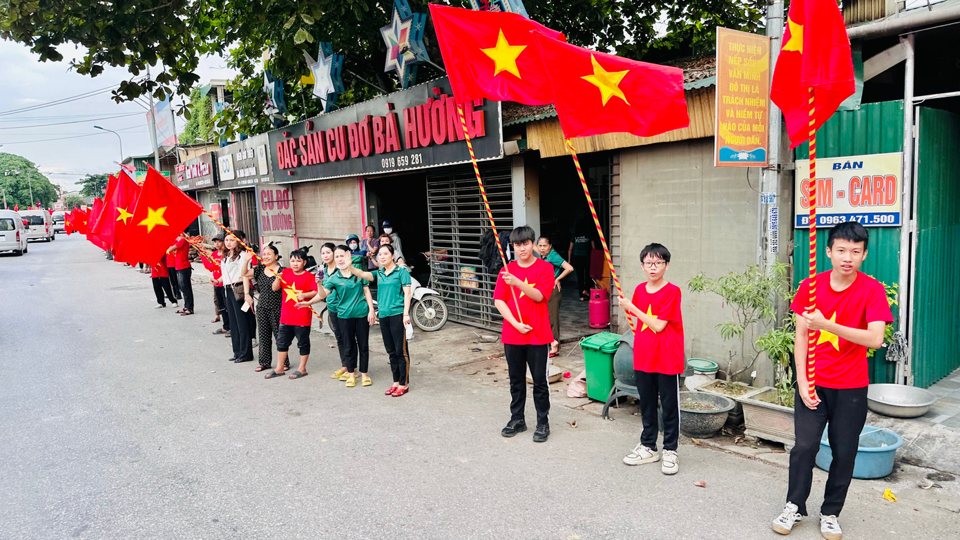 Nhiều người dân ra đường đón hài cốt liệt sĩ về đến đất mẹ.