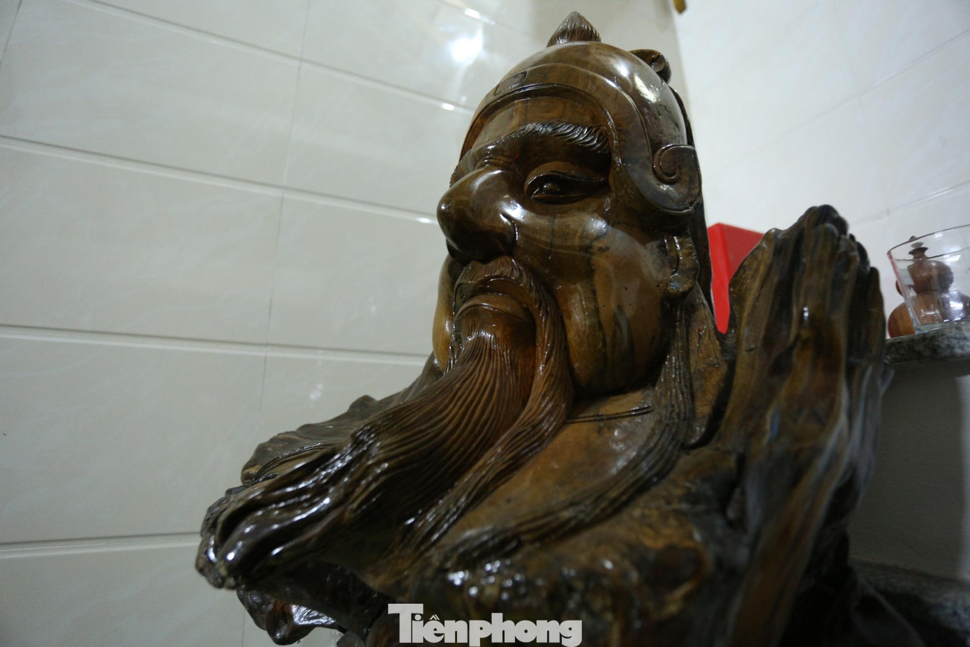 Trung bình mỗi tháng, xưởng điêu khắc gỗ của anh Nguyễn Tuấn Anh nhận khoảng từ 10 - 15 đơn hàng, giải quyết công ăn việc làm cho nhiều lao động. Trung bình mỗi tháng, xưởng điêu khắc gỗ của anh Nguyễn Tuấn Anh nhận khoảng từ 10 - 15 đơn hàng, giải quyết công ăn việc làm cho nhiều lao động.