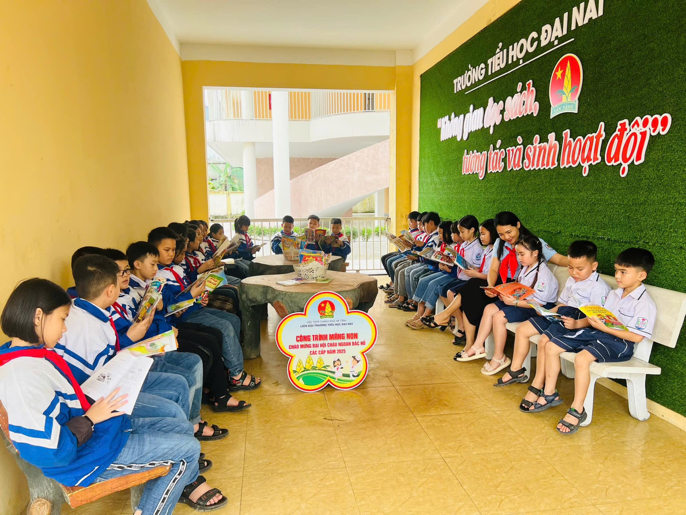 Các liên đội triển khai phát động phong trào “Kế hoạch nhỏ - Góp viên gạch hồng” thu gom phế liệu gây quỹ tôn tạo địa chỉ đỏ; ra mắt công trình măng non “Thư viện xanh”. Trong ảnh là công trình Măng non “Không gian đọc sách, tương tác và sinh hoạt đội” của trường Tiểu học Đại Nài.