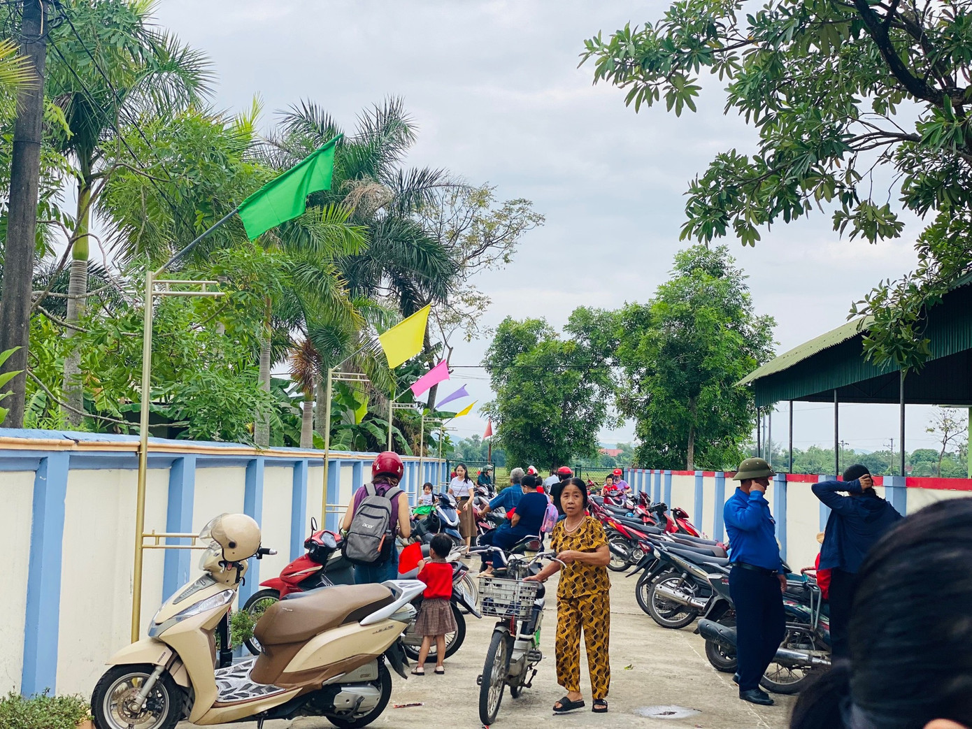 Những hình ảnh đẹp trong ngày đầu khai giảng của lực lượng thanh niên với mong muốn gây dựng nét văn hoá đón con sau giờ tan trường.