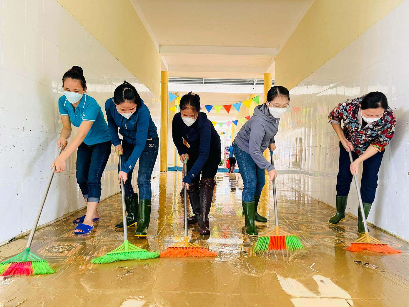 Tại điểm trường Mầm non Kim Hoa nước ngập vào phòng học, nhưng các thiết bị dạy và học được kê cao, chủ động đưa đến vị trí an toàn nên không bị thiệt hại. Tại điểm trường Mầm non Kim Hoa nước ngập vào phòng học, nhưng các thiết bị dạy và học được kê cao, chủ động đưa đến vị trí an toàn nên không bị thiệt hại.