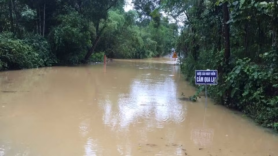 Một số tuyến đường dân sinh bị ngập, chính quyền địa phương cắm biển cảnh báo.