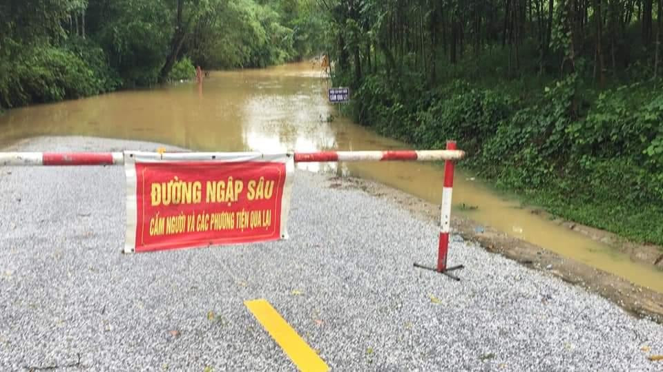 Nhiều khu vực đường ở Hà Tĩnh ngập sâu sau trận mưa lớn. Nhiều khu vực đường ở Hà Tĩnh ngập sâu sau trận mưa lớn.