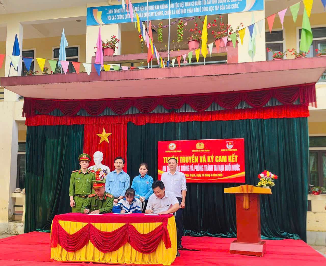 Một trong những điểm nhấn của tuần lễ là hoạt động ký cam kết giữa phụ huynh, học sinh và nhà trường về việc chấp hành nghiêm túc các quy định an toàn giao thông như đội mũ bảo hiểm khi ngồi trên xe mô tô, xe máy, xe đạp điện; không giao xe cho học sinh khi chưa đủ tuổi, chưa có giấy phép lái xe..