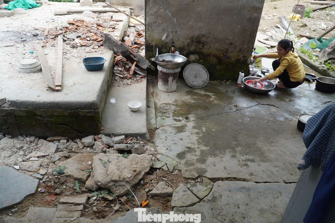 Đơn vị chuyên môn nghi vấn dưới lòng đất tại khu vực xuất hiện hố sạt lở có lỗ hổng như hệ thống hang hốc của mạch nước ngầm. Bởi, khu vực này trước đây là bãi bồi ven sông, nghi có dòng chảy, mạch nước ngầm.