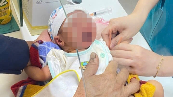 Bé sơ sinh nặng 3,2kg bị bỏ rơi. Ảnh: Xuân Sang.