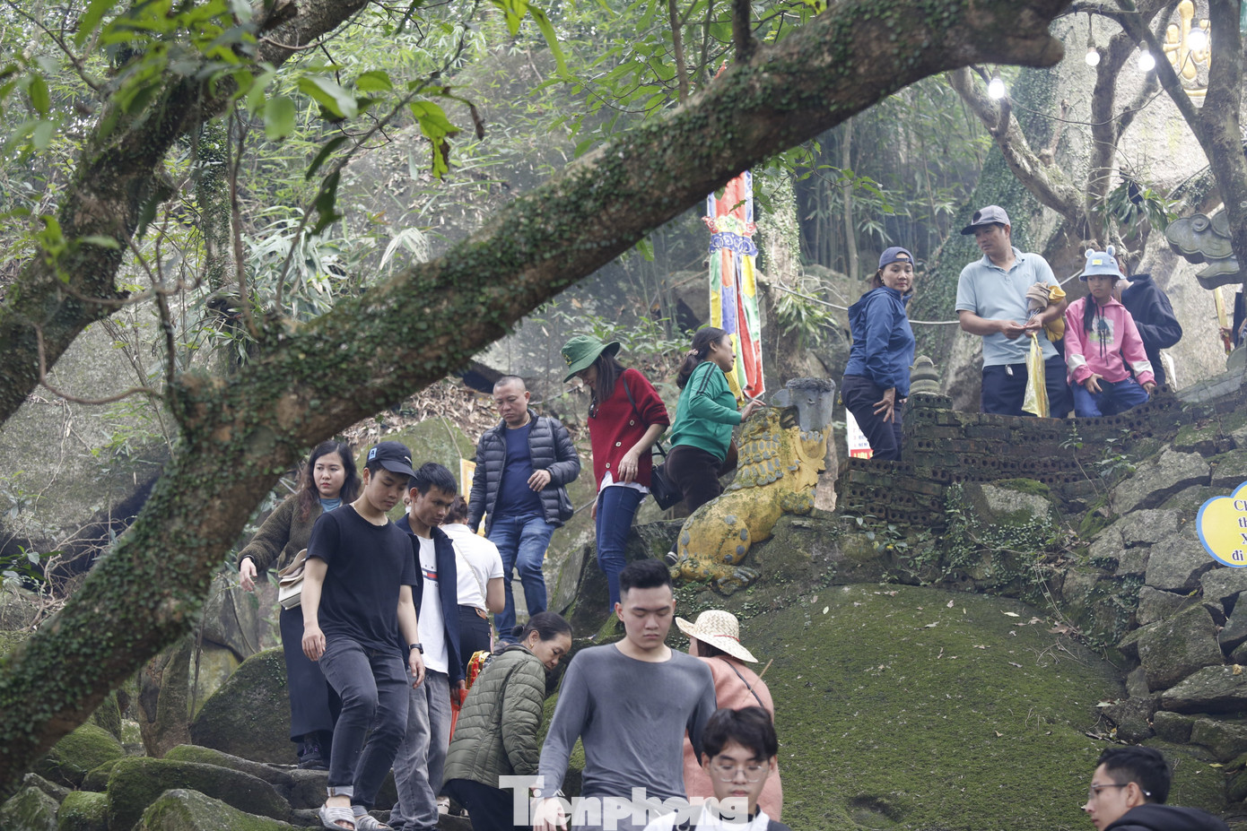 Người dân đi bộ qua các bậc thang để lên chùa.