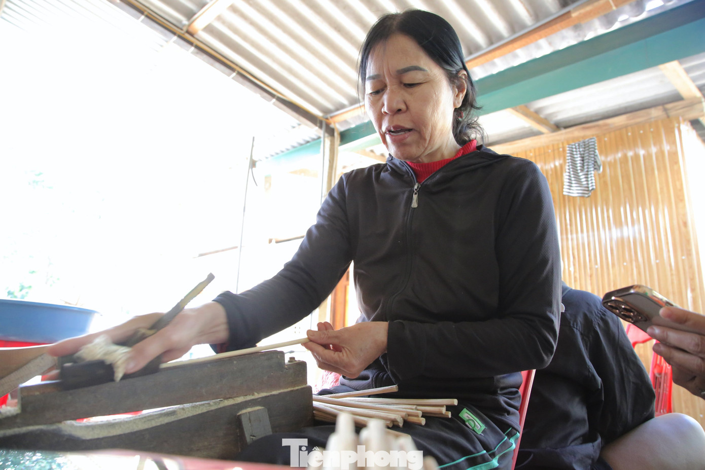 "Mỗi ngày 3 mẹ con tôi làm được trên 200 đôi đũa, dịp Tết dù người đặt hàng tăng cao nhưng không thể làm nhanh hơn được vì đũa đòi hỏi phải cẩn thận và tỉ mỉ từng công đoạn", bà Hà nói. "Mỗi ngày 3 mẹ con tôi làm được trên 200 đôi đũa, dịp Tết dù người đặt hàng tăng cao nhưng không thể làm nhanh hơn được vì đũa đòi hỏi phải cẩn thận và tỉ mỉ từng công đoạn", bà Hà nói.