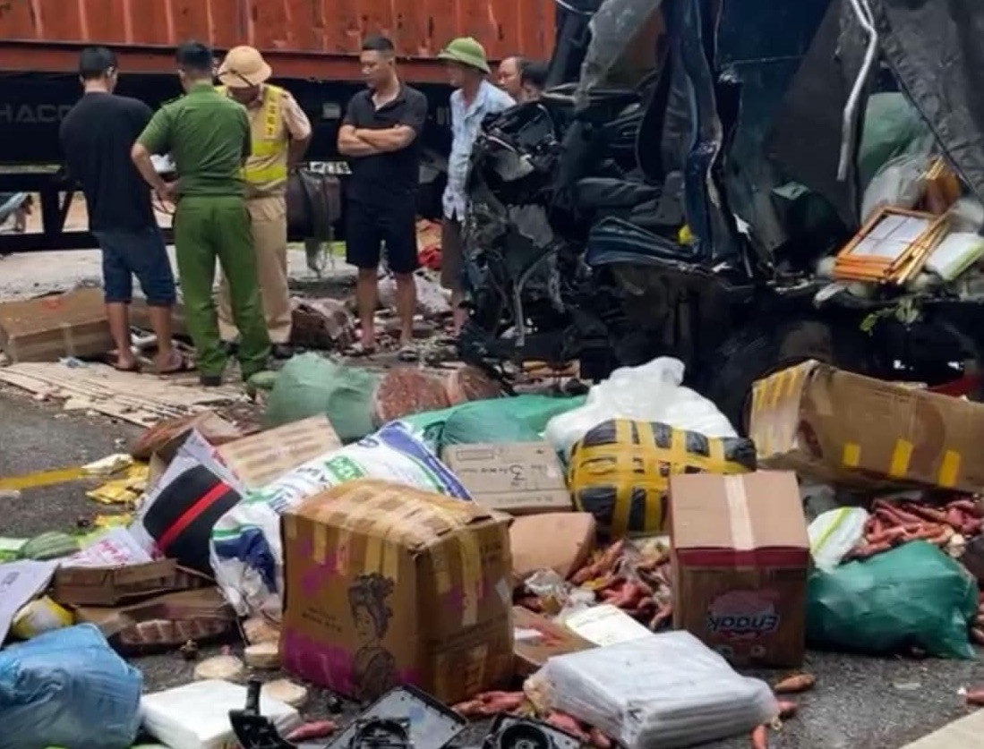 Nhiều hàng hoá rơi vung vãi giữa đường. Nhiều hàng hoá rơi vung vãi giữa đường.