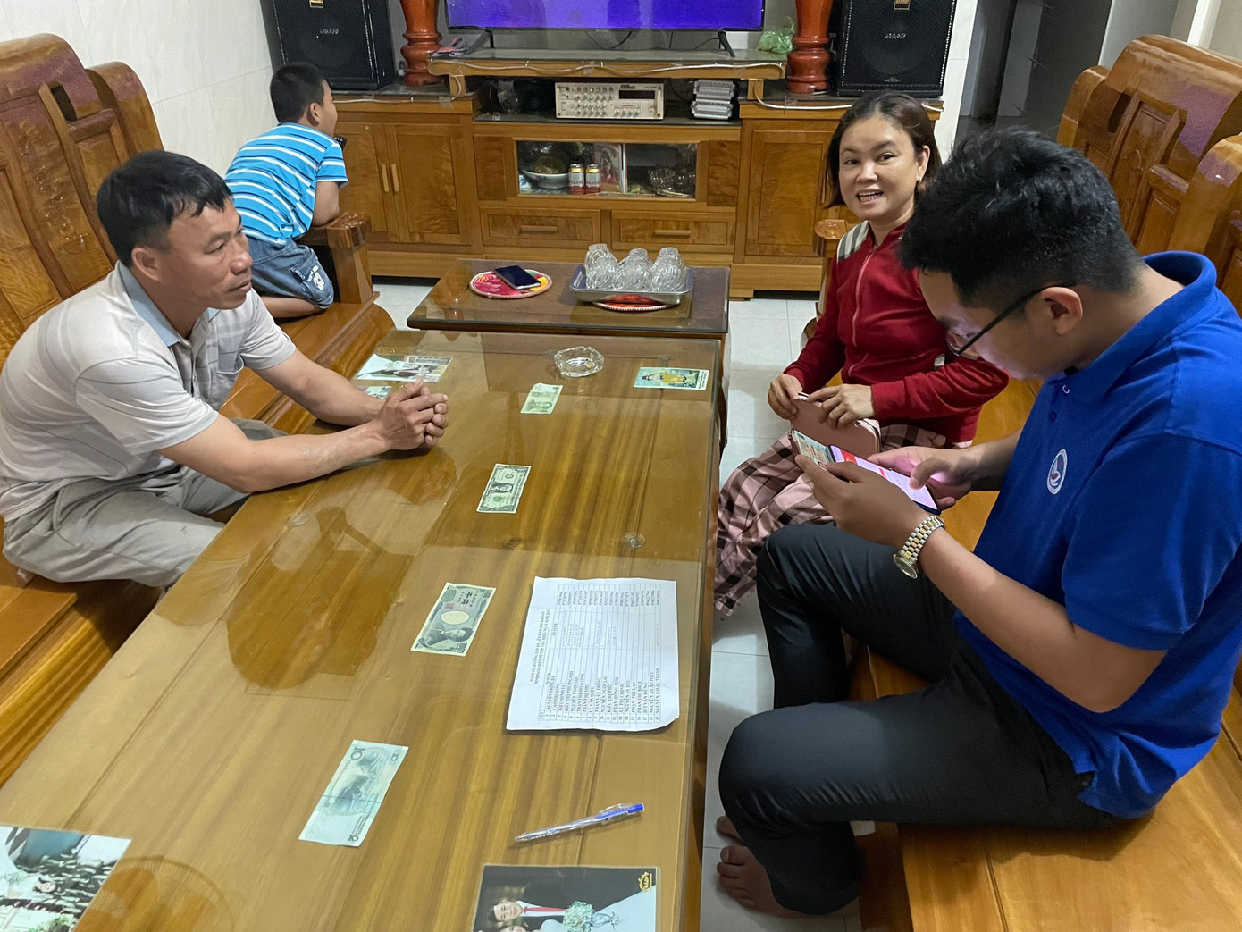 Tuổi trẻ thị xã Hồng Lĩnh vào nhà dân hướng dẫn việc cài đặt mã định danh điện tử.