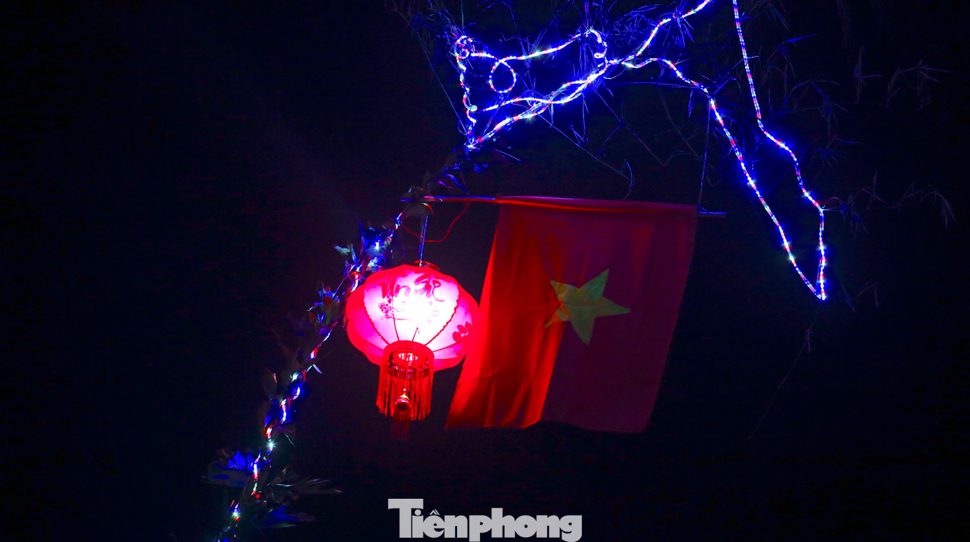 Tùy theo từng địa phương, nhưng hiện nay trên cây nêu đều có gắn lá cờ tổ quốc, cùng hệ thống đèn led, bóng nháy...