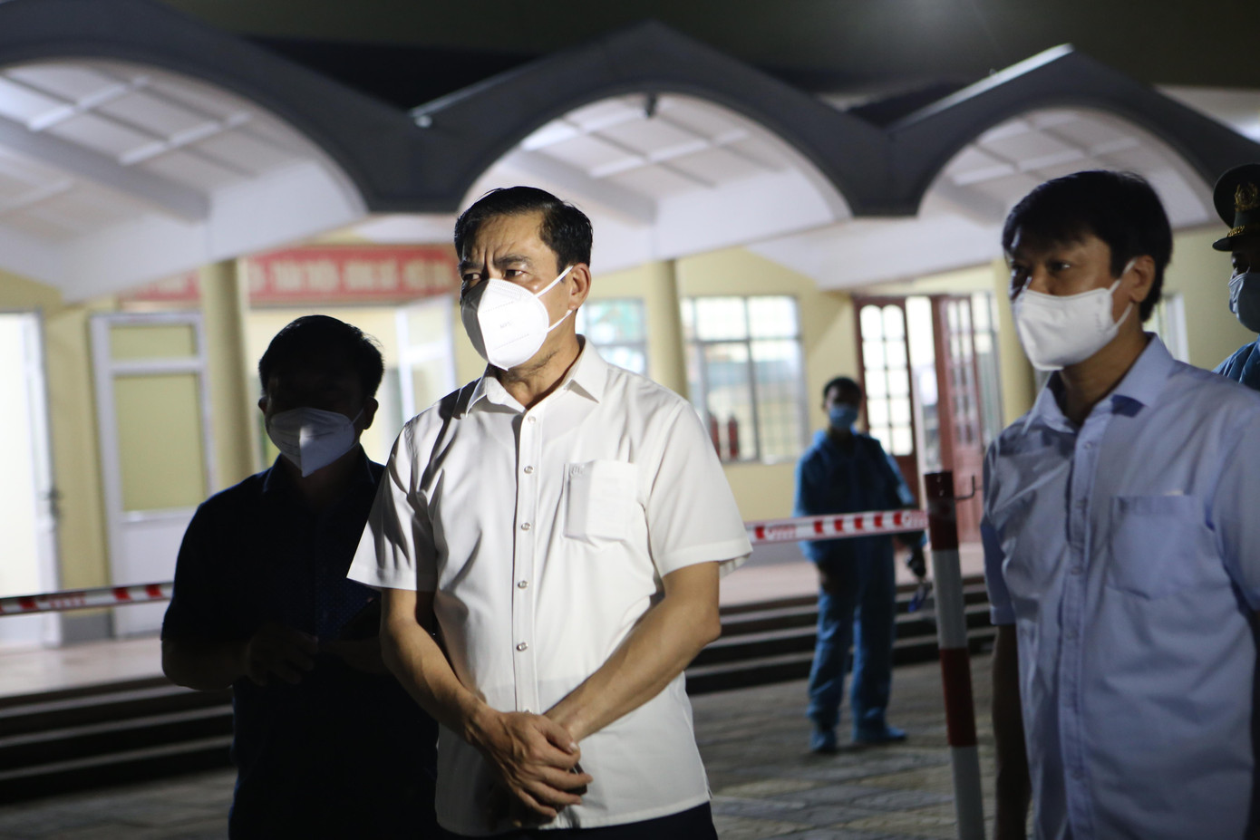 ‘Khi công dân xuống tàu phải chia theo từng địa phương, từng toa để xuống, lực lượng chia thành tổ kiểm tra để giám sát, hỗ trợ đưa công dân lên xe đi cách ly. Không được để người nhà vào trong khu vực đón công dân", Chủ tịch UBND tỉnh Hà Tĩnh Võ Trọng Hải chỉ đạo tại điểm đón công dân về từ vùng dịch. ‘Khi công dân xuống tàu phải chia theo từng địa phương, từng toa để xuống, lực lượng chia thành tổ kiểm tra để giám sát, hỗ trợ đưa công dân lên xe đi cách ly. Không được để người nhà vào trong khu vực đón công dân", Chủ tịch UBND tỉnh Hà Tĩnh Võ Trọng Hải chỉ đạo tại điểm đón công dân về từ vùng dịch.