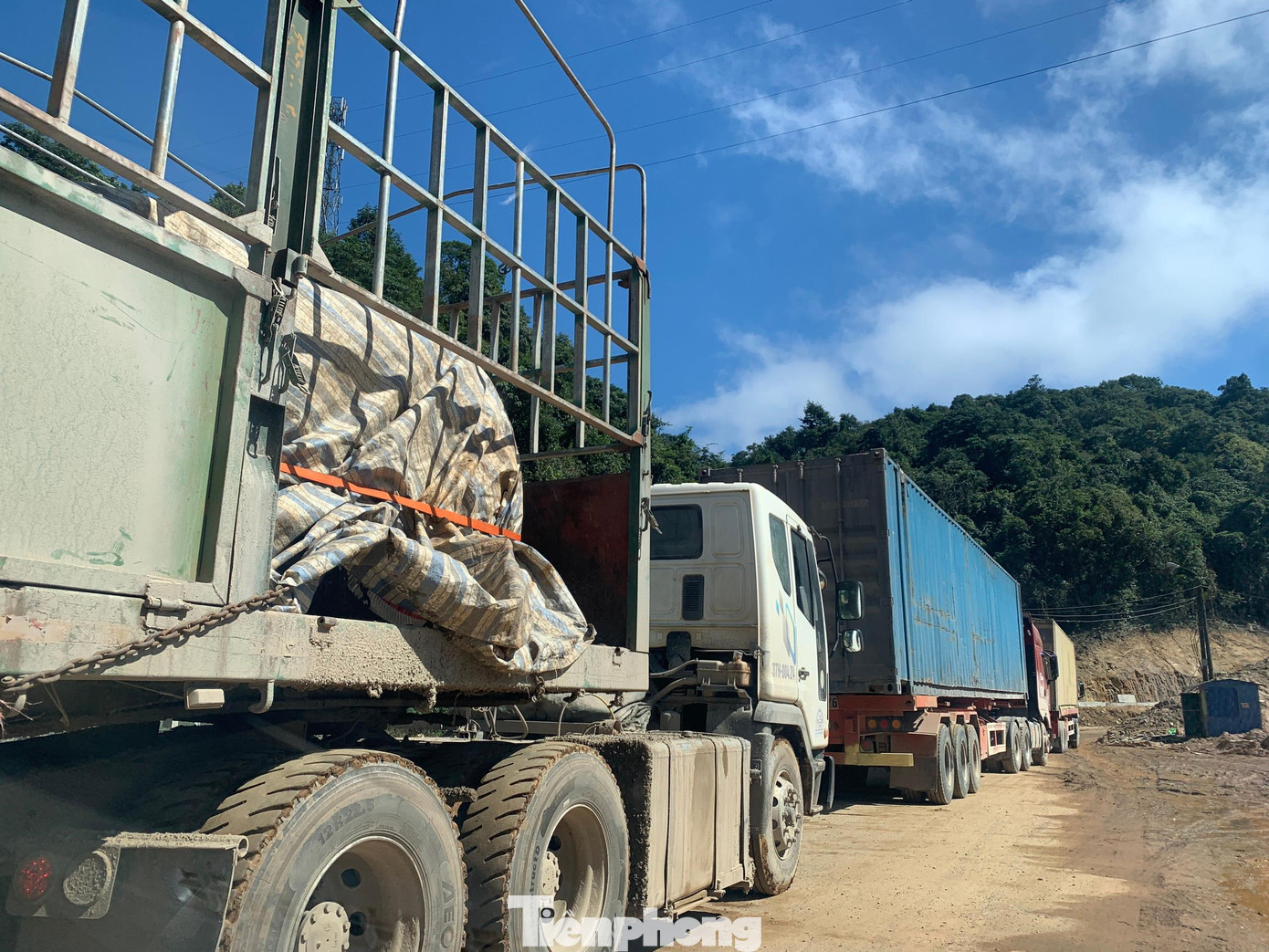 Những ngày đầu năm 2022, phương tiện giao thông chở hàng hoá qua Cửa khẩu Cầu Treo (huyện Hương Sơn, tỉnh Hà Tĩnh) nhộn nhịp hơn ngày thường.