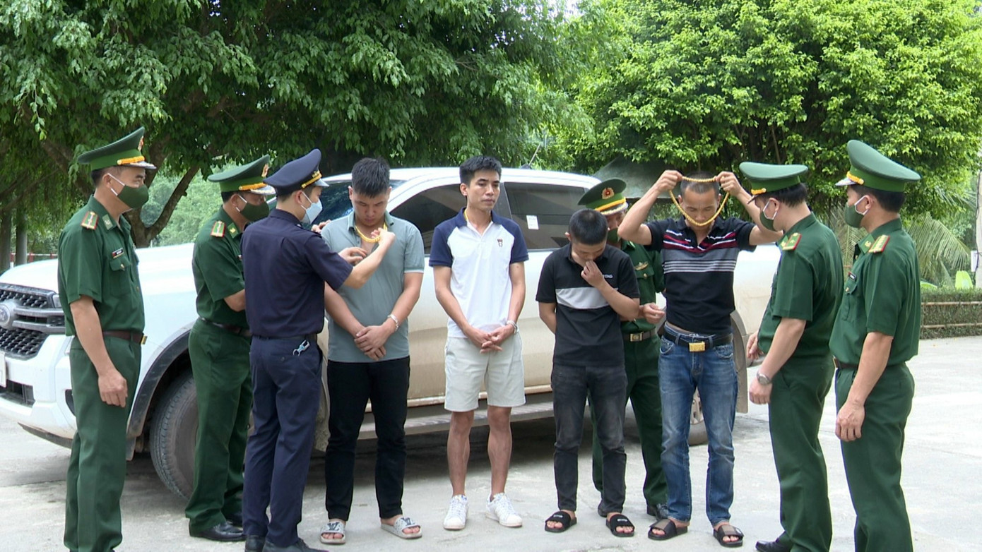 Công an thu giữ số vàng lậu trên người nhóm đối tượng.