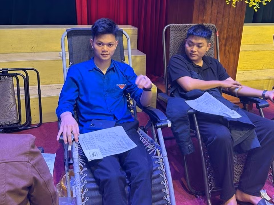 Tuổi trẻ huyện Nghi Xuân cùng tham gia hiến máu cứu người.