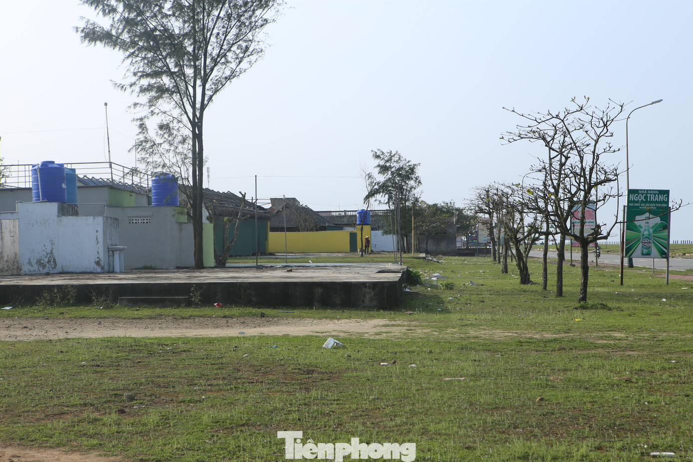 Hai năm qua, do ảnh hưởng của dịch COVID-19 nên nhiều quán ăn tại khu du lịch biển Xuân Hải (thị trấn Lộc Hà, huyện Lộc Hà, tỉnh Hà Tĩnh) phải đóng cửa ngừng hoạt động. Dù chuẩn bị vào mùa du lịch biển nhưng hiện tại các nhà hàng tại bãi biển được đánh giá có tiềm năng nhất nhì Hà Tĩnh vẫn chưa được tu sửa, cải tạo lại.