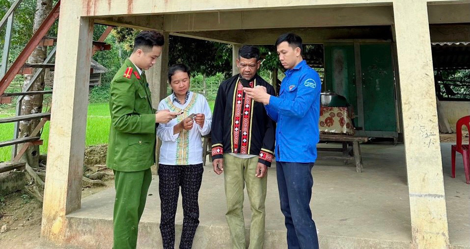 Anh Hào trong một lần hoạt động hỗ trợ người dân tộc Chứt cài VNelD.