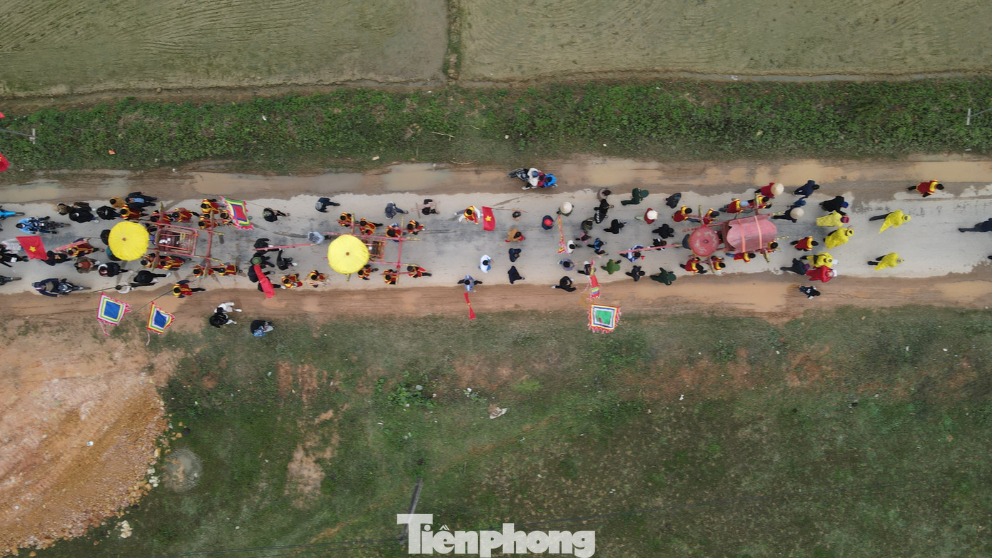 Trong 3 kiệu thì đi đầu rước ảnh vua Hàm Nghi, kiệu kế tiếp rước sắc Đức Đại Vương, kiệu cuối cùng rước Đức thánh mẫu và Mã Hồng Công chúa Trong 3 kiệu thì đi đầu rước ảnh vua Hàm Nghi, kiệu kế tiếp rước sắc Đức Đại Vương, kiệu cuối cùng rước Đức thánh mẫu và Mã Hồng Công chúa