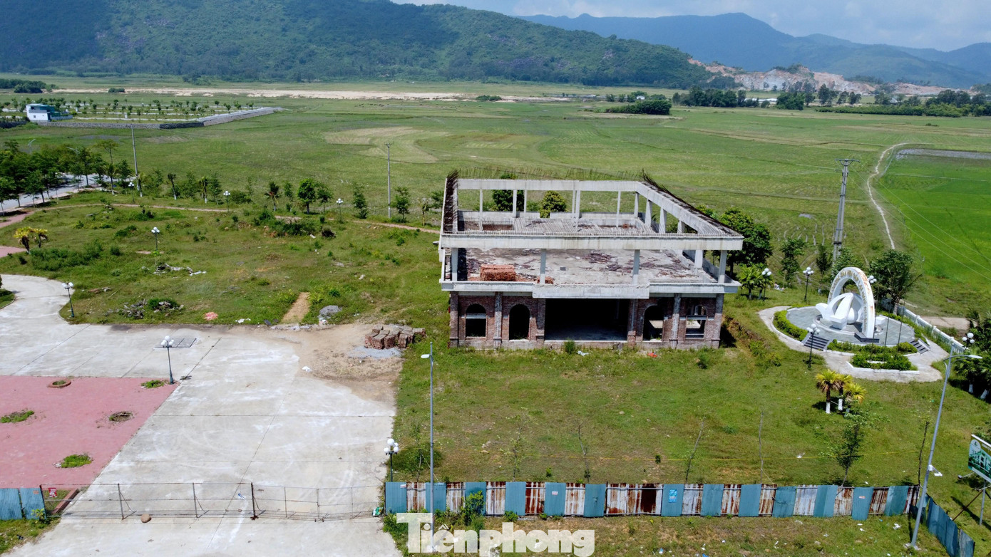 Theo quy hoạch phê duyệt, dự án được xây dựng với quy mô diện tích hơn 6ha tại khu đất "vàng" ở thôn Bắc Sơn, xã Cương Gián, lưng dựa núi Hồng Lĩnh, mặt hướng ra biển.