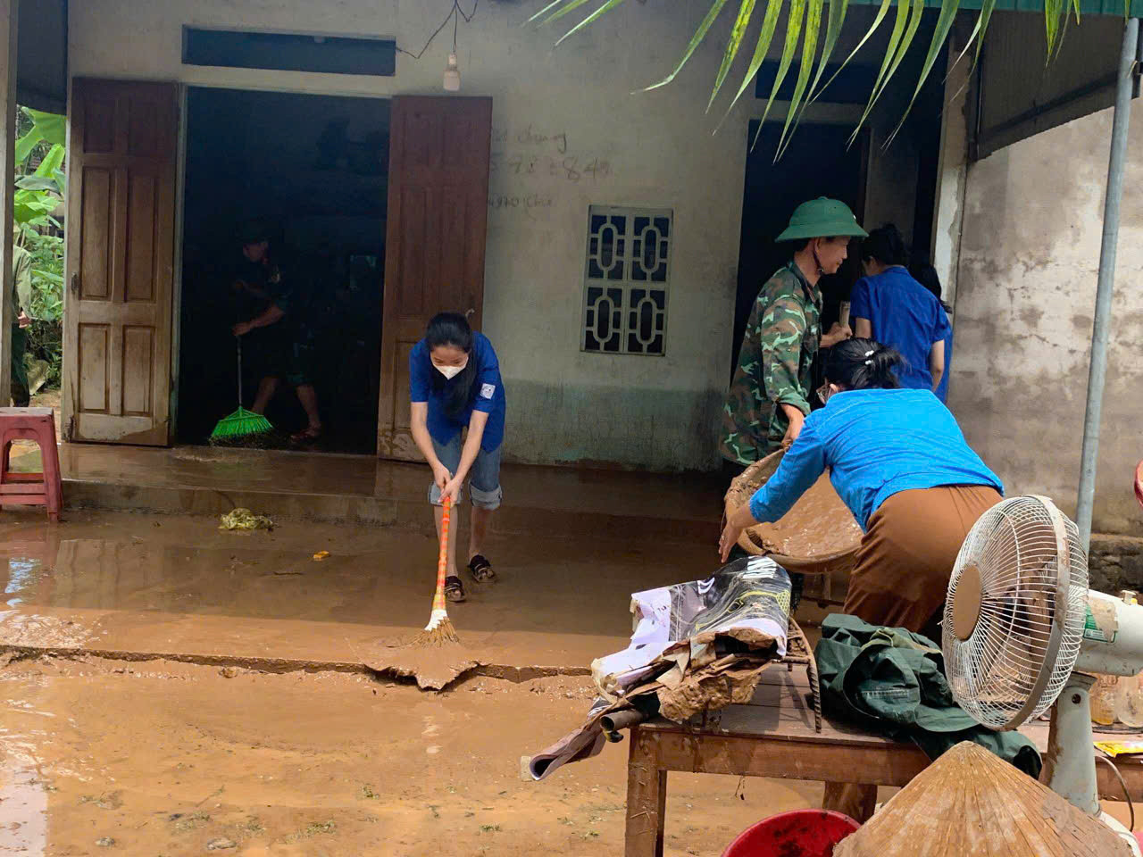 Ngoài hỗ trợ thu hoạch hoa màu, lực lượng thanh niên Hà Tĩnh còn tham gia hỗ trợ dọn nhà giúp người dân.