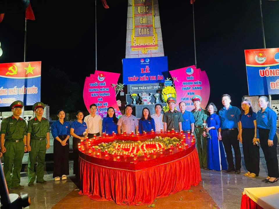 Nhân kỷ niệm 50 năm Ngày giải phóng miền Nam, thống nhất đất nước (30/4/1975 – 30/4/2025), Huyện Đoàn Cẩm Xuyên đã tổ chức chương trình thắp nến tri ân tại nghĩa trang liệt sỹ huyện.