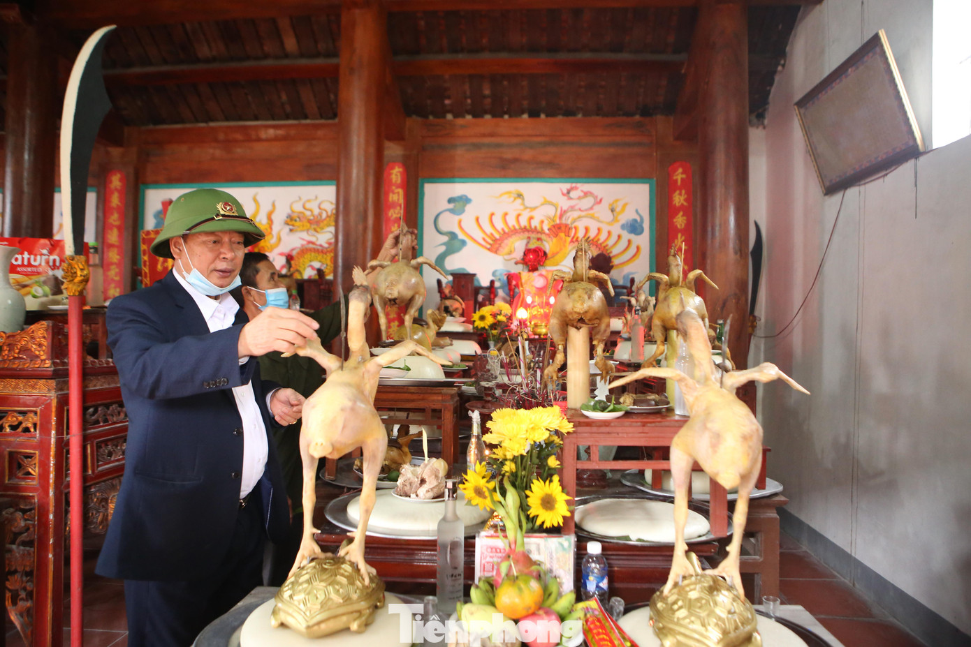 Những thế gà bay, gà quỳ, gà ngồi độc đáo được người dân tại các dòng họ ở xã Bình An huyện Lộc Hà (Hà Tĩnh) làm để dâng lên dòng họ tổ tiên ngày rằm tháng Giêng.