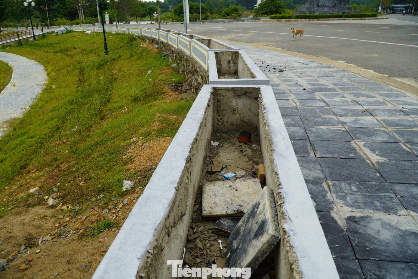 Hệ thống bồn hoa, điện chưa hoàn thiện. Hệ thống bồn hoa, điện chưa hoàn thiện.