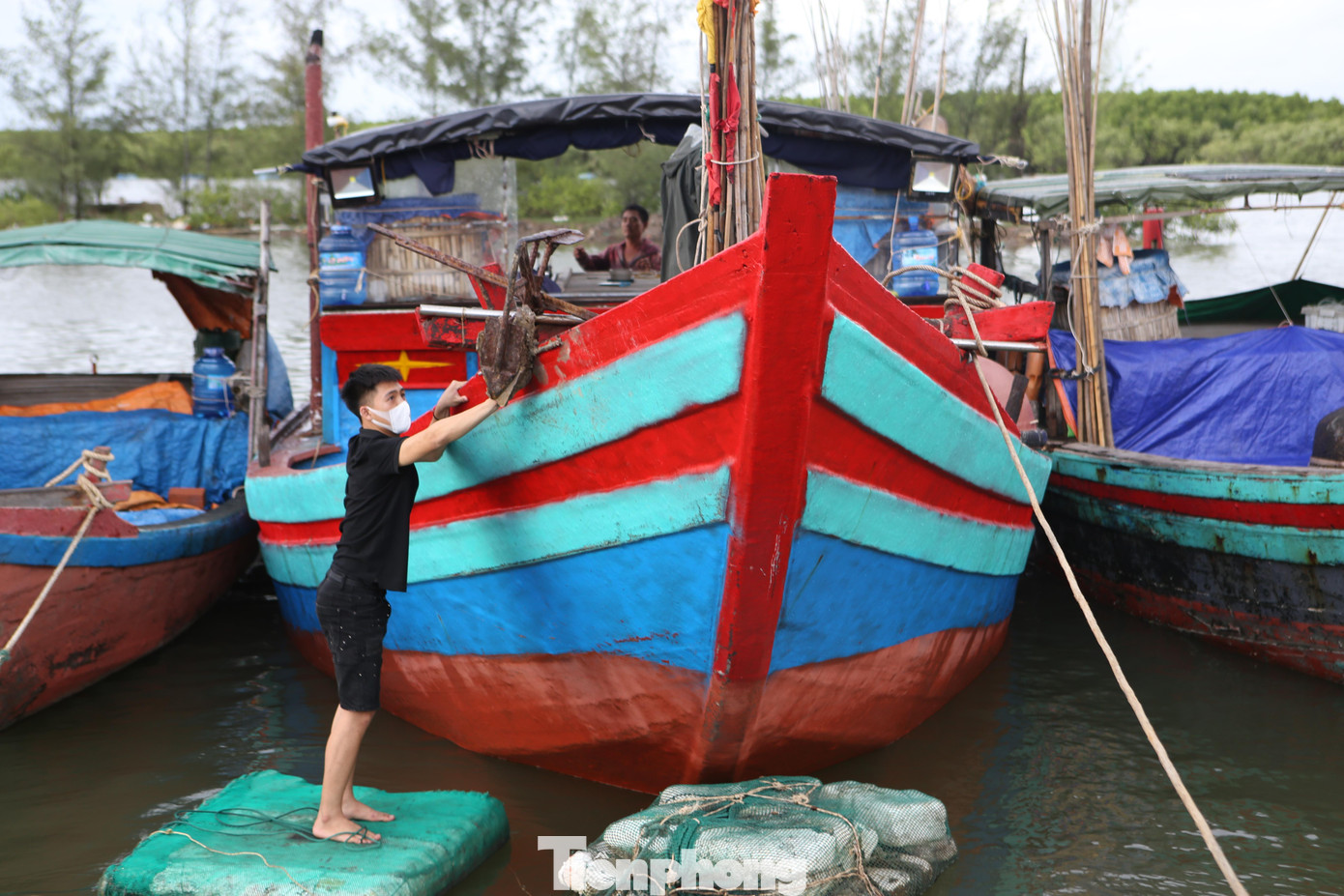 Trao đổi với Tiền Phong, ông Bùi Tuấn Sơn - Giám đốc Ban Quản lý các cảng cá Hà Tĩnh, cho biết, đối với những tàu ngoại tỉnh trong trường hợp tránh trú bão thì đơn vị phối hợp với biên phòng dùng đài vô tuyến tuyên truyền ngư dân về quê để tránh trú, trừ trường hợp bất khả kháng.