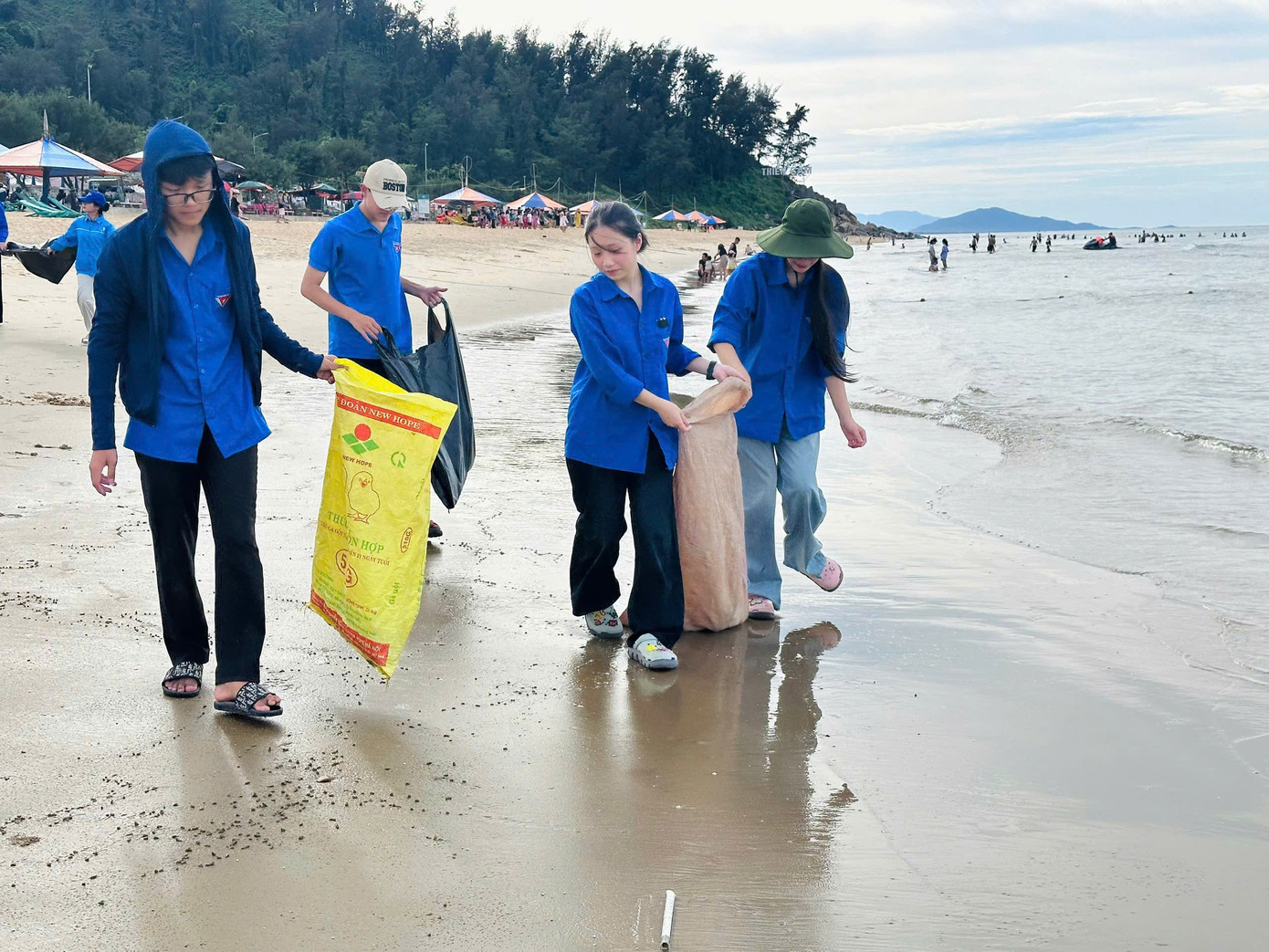 Không chỉ là hành động bảo vệ môi trường, hoạt động còn mang ý nghĩa lan tỏa thông điệp sống xanh, góp phần nâng cao ý thức giữ gìn môi trường. Không chỉ là hành động bảo vệ môi trường, hoạt động còn mang ý nghĩa lan tỏa thông điệp sống xanh, góp phần nâng cao ý thức giữ gìn môi trường.