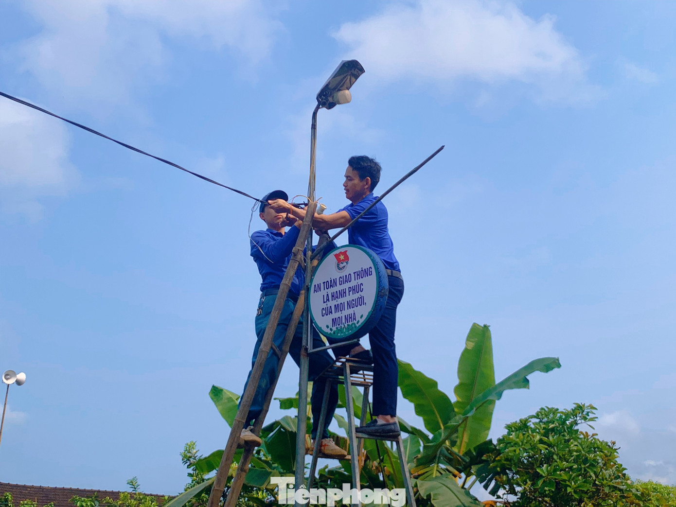 Những con đường được thắp sáng nhờ công trình đèn điện của thanh niên Hà Tĩnh.