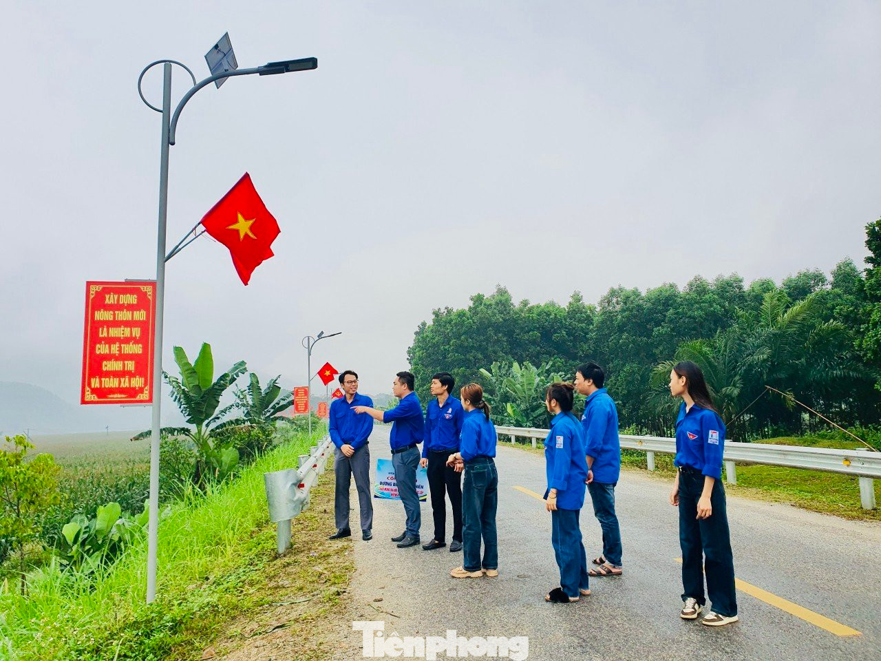 Những công trình đường điện thanh niên được thực hiện nhờ nguồn vốn xã hội hoá, kêu gọi sự đóng góp của những công dân xa quê.