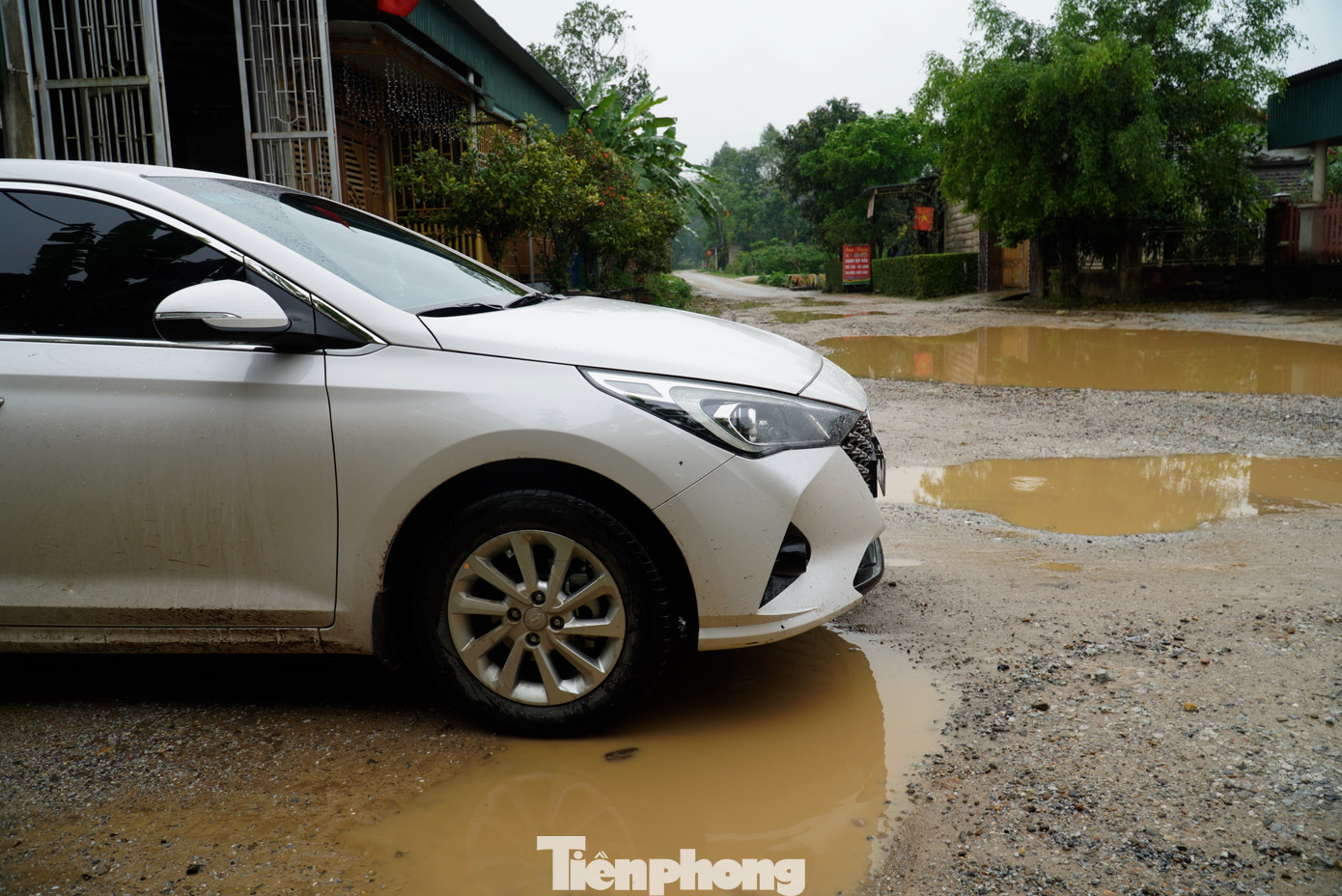 Ghi nhận tại trục đường nối từ UBND xã Phú Gia đến Nhà máy nước Hương Khê, đoạn này đã xuống cấp dù, mỗi ngày hàng nghìn lượt phương tiện qua lại.