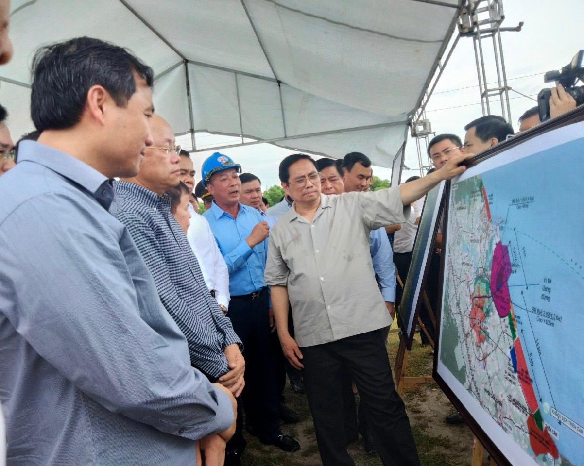 Thủ tướng Chính phủ Phạm Minh Chính dẫn đầu đoàn khảo sát tại khu vực moong sắt Thạch Khê. Thủ tướng Chính phủ Phạm Minh Chính dẫn đầu đoàn khảo sát tại khu vực moong sắt Thạch Khê.